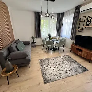 Maple Tree Budget Apartment Budapest